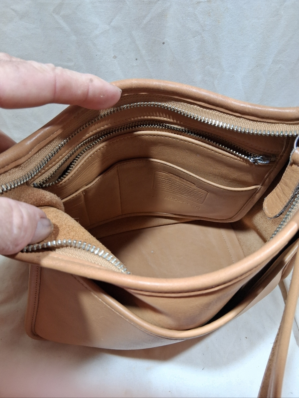 Vintage Coach Tan Large Legacy Zip Bag - Picture 13 of 14